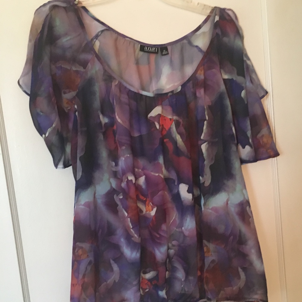 Short sleeved shirt.